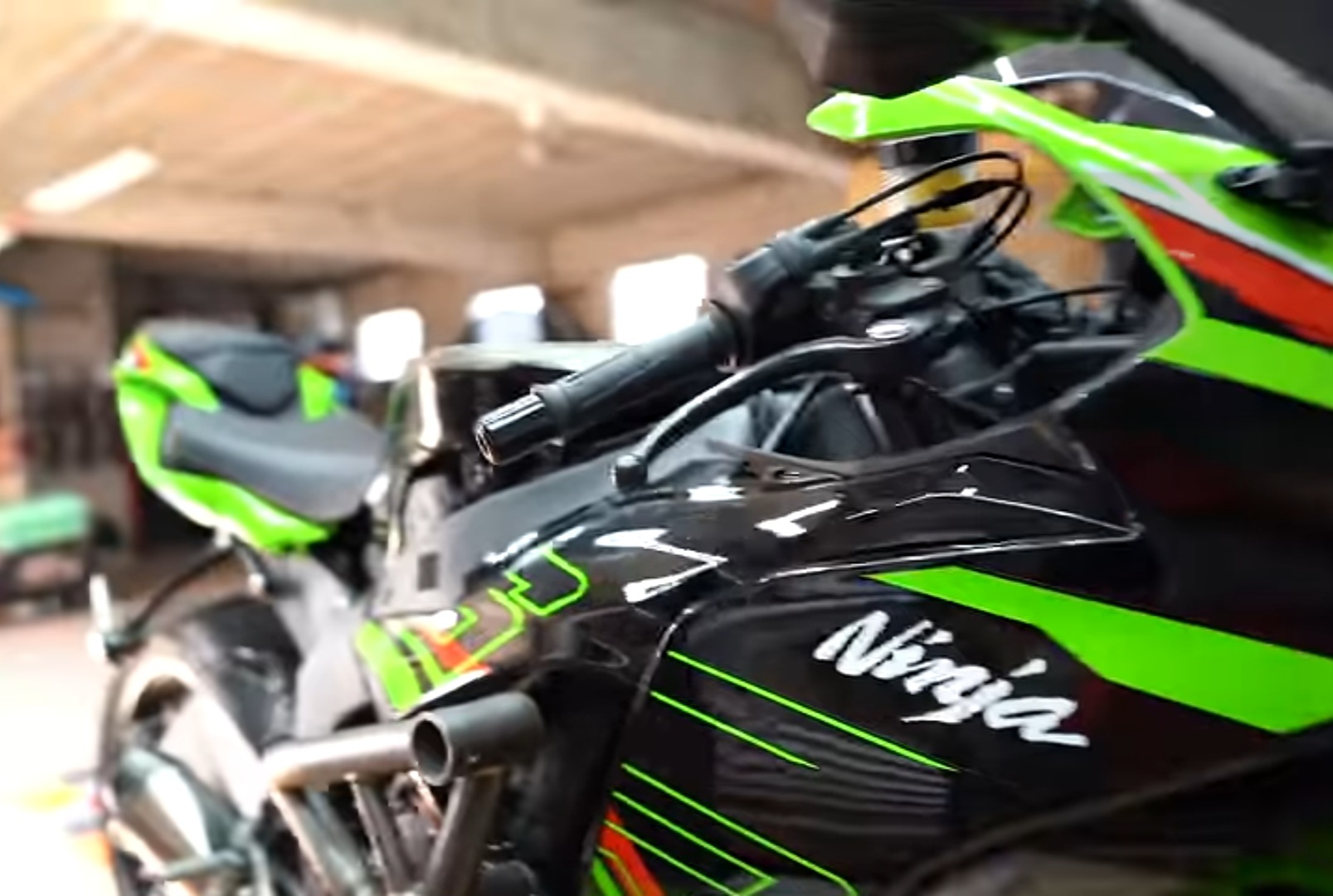 Sara Lezito Kawasaki ZX6R motorja