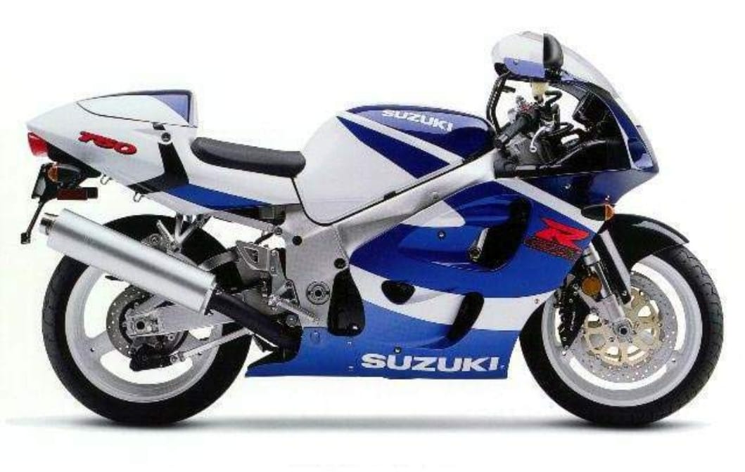 Suzuki GSX-R 750 SRAD oldalról, kék-fehér fényezéssel