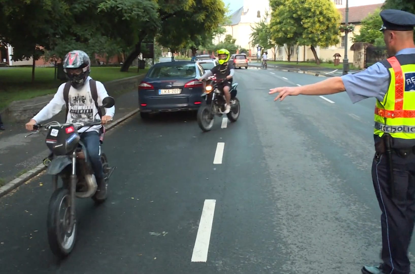 Motorosokat igazoltatnak a rendőrök.