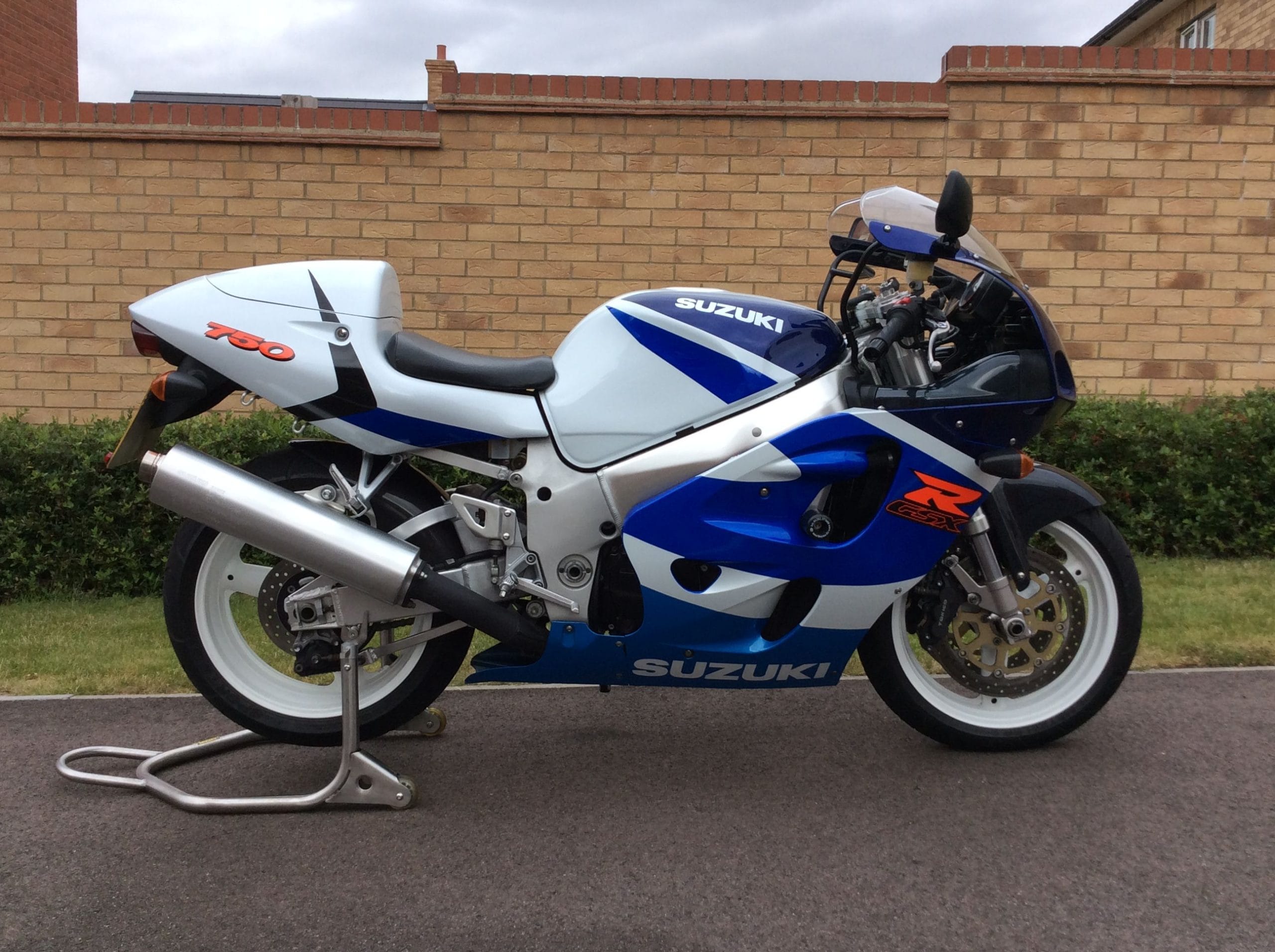 Suzuki GSX-R 750 SRAD jobb oldala kék-fehér színben