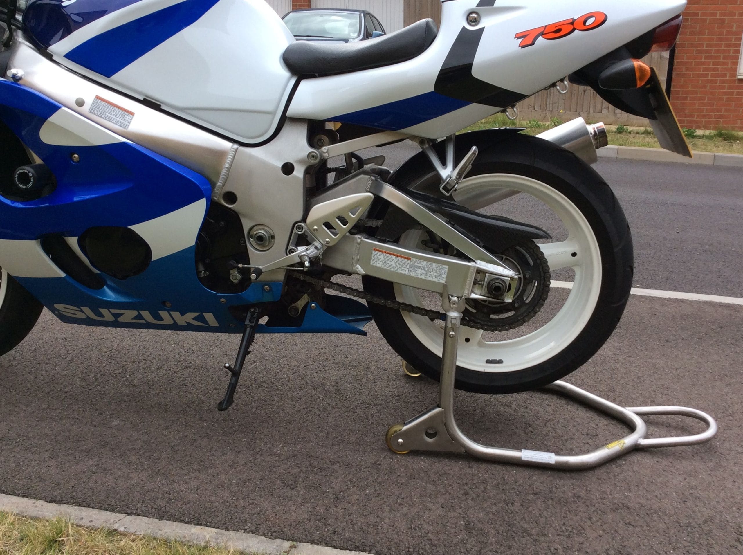 Suzuki GSX-R 750 SRAD bal oldala kék-fehér színben
