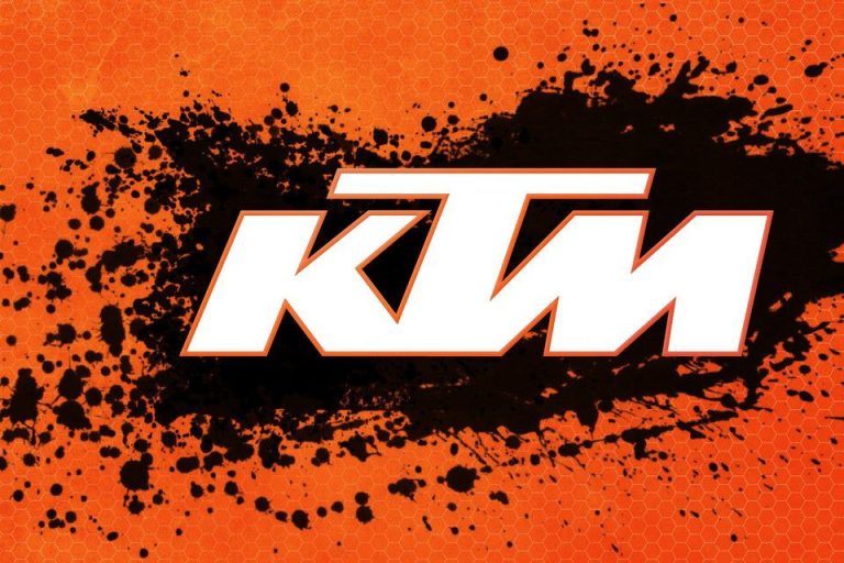 KTM története. Ismerd meg az Osztrák motorgyártó történetét, és, hogy honnan indult. A kép KTM logó és rajta a KTM felirat