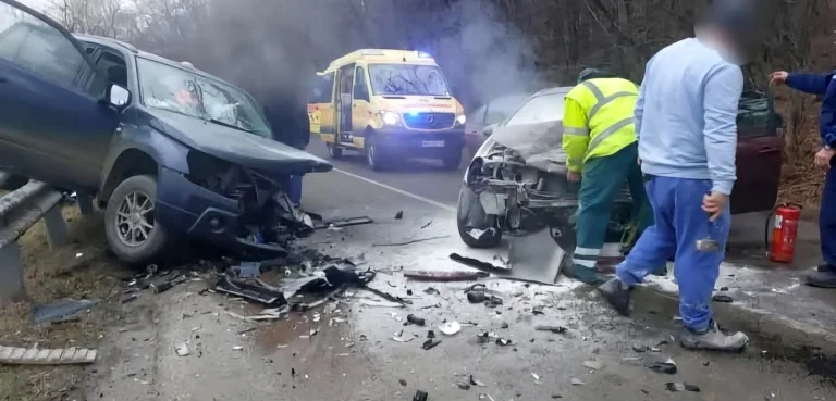 Két autó ütközött össze a 24-es főúton. Autóbaleset