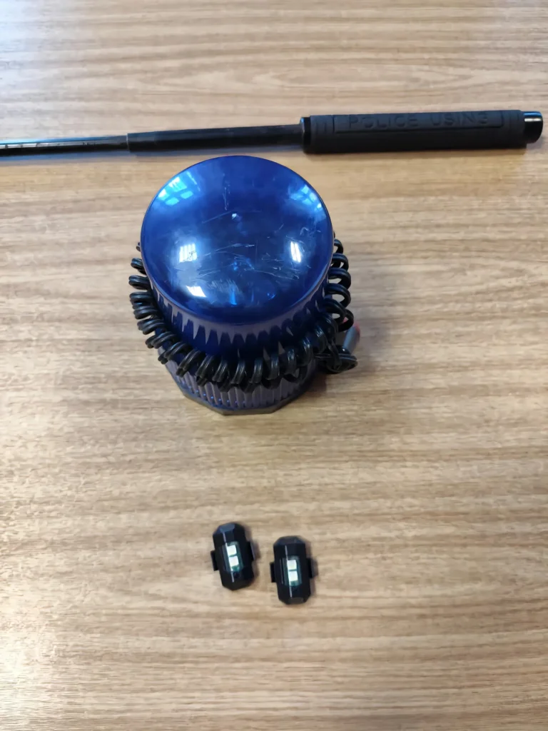 Rendőrség, kék villogó, hamis rendőr, álrendőr, hatósági eszköz. Rendőr, rendőrök