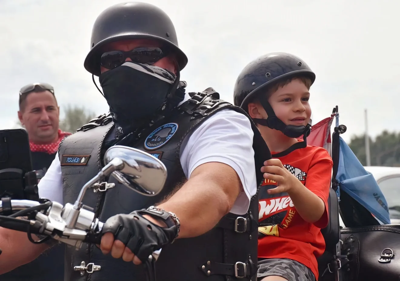 Motoros összefogás bántalmazott kisfiúért. Motoros összefogás történt a bántalmazott kisfiúért akit a kalandparkbqn bántalmaztak. Motoros. Bántalmazott kisfiú. Motoros összefogás. Motoros felvonulás.