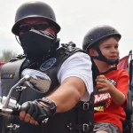 Motoros összefogás bántalmazott kisfiúért. Motoros összefogás történt a bántalmazott kisfiúért akit a kalandparkbqn bántalmaztak. Motoros. Bántalmazott kisfiú. Motoros összefogás. Motoros felvonulás.