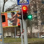 Menjek vagy ne menjek. A képen egy közlekedési lámpa látható amin egyszerre világít a piros és a zöld jelzés is. KRESZ Motoros KRESZ