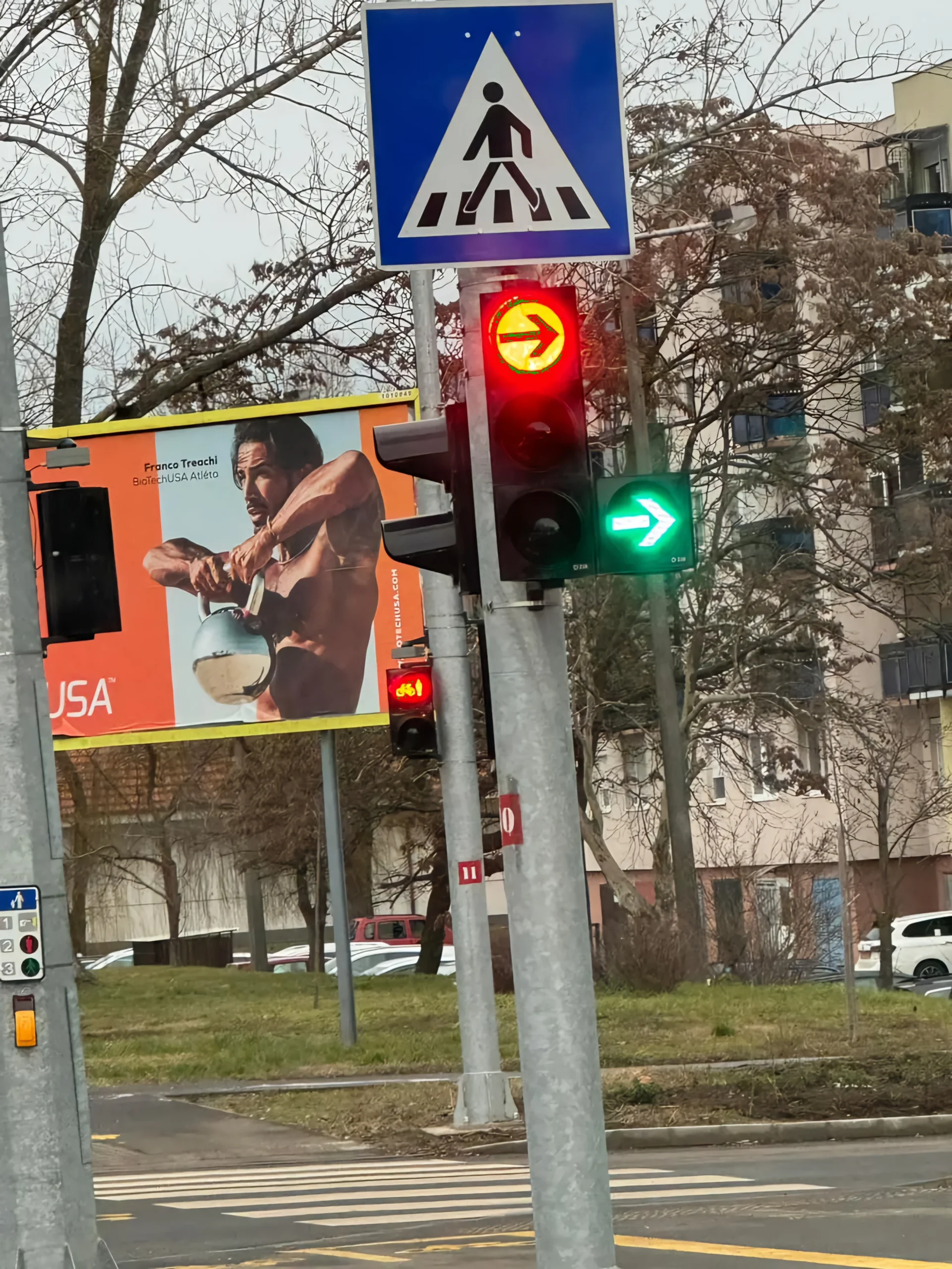 Menjek vagy ne menjek. A képen egy közlekedési lámpa látható amin egyszerre világít a piros és a zöld jelzés is. KRESZ Motoros KRESZ