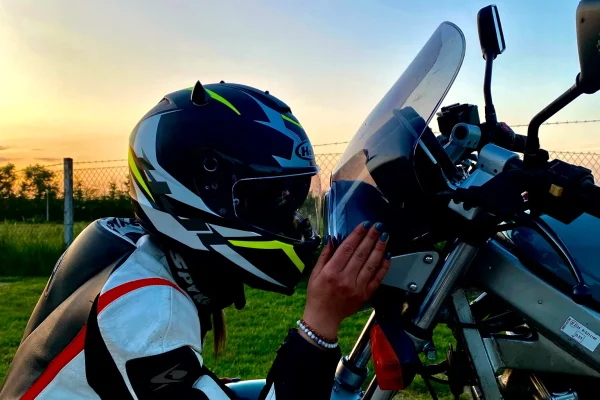 Tóth Fanni Csajos csaj Motoros csaj Tiktok Benzin illata. Csajok a motoron. csajokamotoron