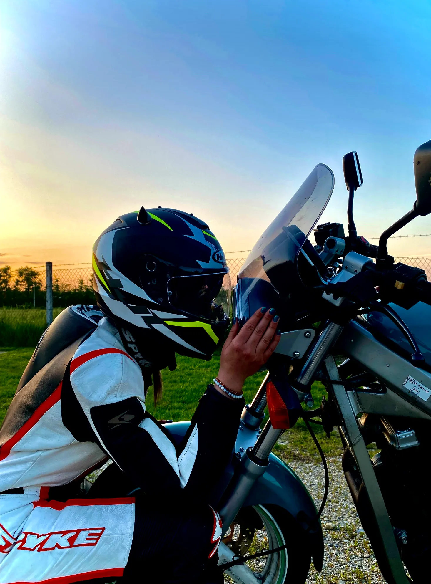 Tóth Fanni Csajos csaj Motoros csaj Tiktok Benzin illata. Csajok a motoron. csajokamotoron