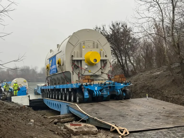 Rekordméretű 750 tonnás szerelvény a közutakon ami 100 méter hosszú