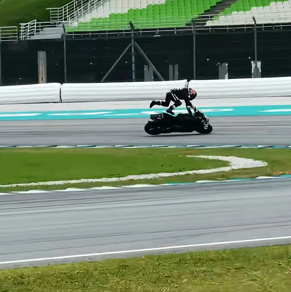 Jorge Martín hatalmas baleset áldozata lett a MotoGP teszt folyamán Sepang MotoGP pályán. Aprilia a tesztek alatt több balesetet is szenvedett. MotoGP baleset.