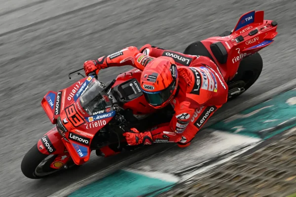 Jorge Martín hatalmas baleset áldozata lett a MotoGP teszt folyamán Sepang MotoGP pályán. Aprilia a tesztek alatt több balesetet is szenvedett. MotoGP baleset.