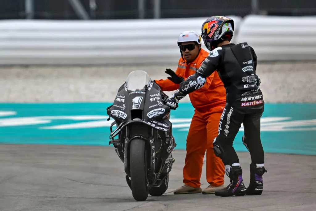 Jorge Martín hatalmas baleset áldozata lett a MotoGP teszt folyamán Sepang MotoGP pályán. Aprilia a tesztek alatt több balesetet is szenvedett. MotoGP baleset.