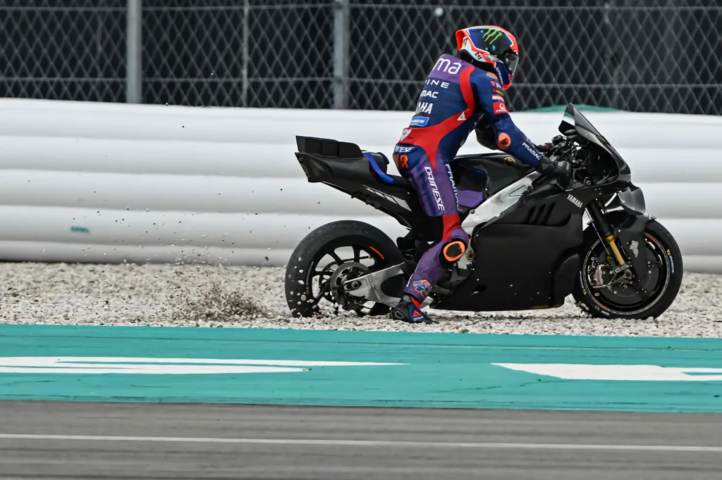 Jorge Martín hatalmas baleset áldozata lett a MotoGP teszt folyamán Sepang MotoGP pályán. Aprilia a tesztek alatt több balesetet is szenvedett. MotoGP baleset.