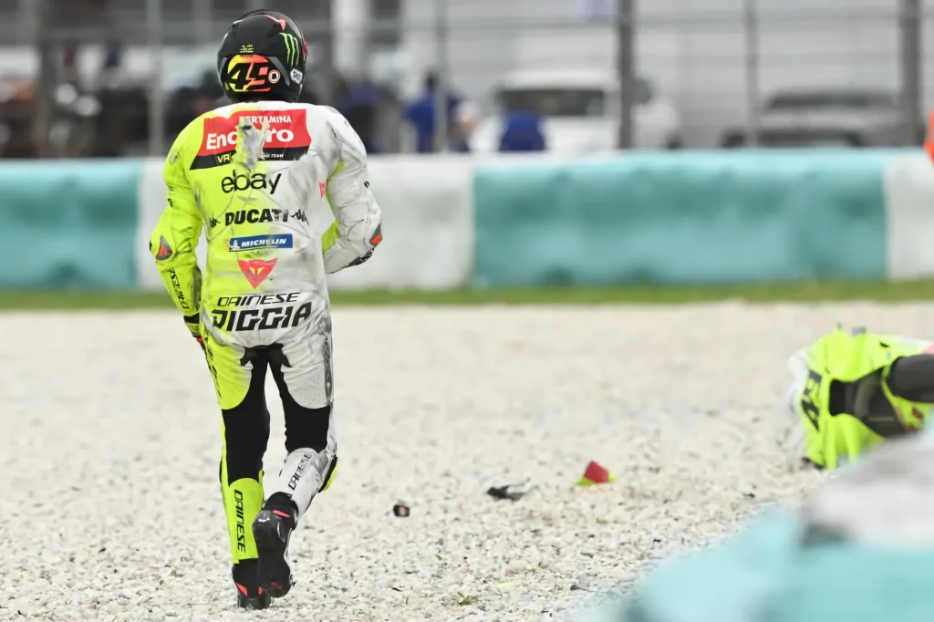 Jorge Martín hatalmas baleset áldozata lett a MotoGP teszt folyamán Sepang MotoGP pályán. Aprilia a tesztek alatt több balesetet is szenvedett. MotoGP baleset.