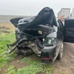 Drogos autós okozott hármas balesetet a 32-es Főúton Hatvannál. A képen látható autó a felismerhetetlenségig összetört.