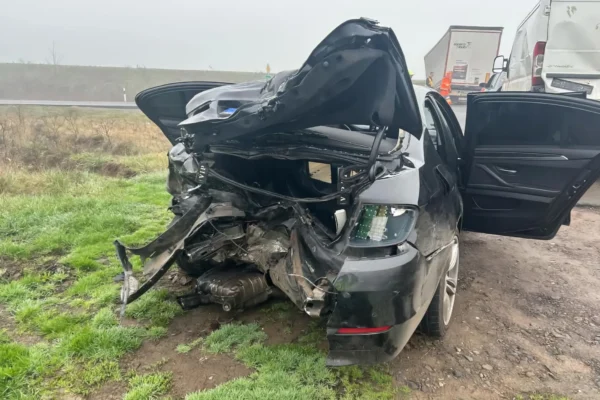 Drogos autós okozott hármas balesetet a 32-es Főúton Hatvannál. A képen látható autó a felismerhetetlenségig összetört.