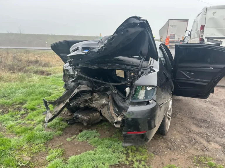 Drogos autós okozott hármas balesetet a 32-es Főúton Hatvannál. A képen látható autó a felismerhetetlenségig összetört.