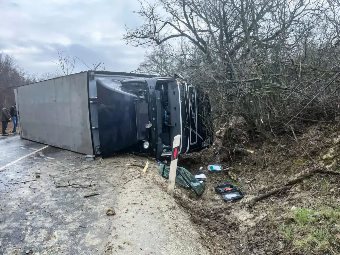 Súlyos baleset a 103-as főúton. Teherautó fekszik az oldalán.