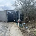 Súlyos baleset a 103-as főúton. Teherautó fekszik az oldalán.