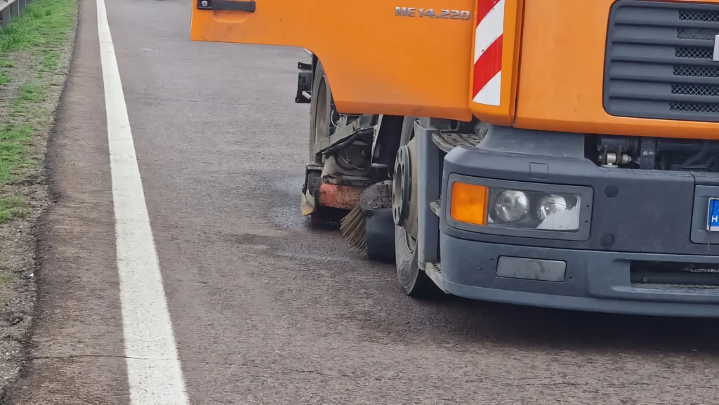 A Halálos munkahelyi baleset súlyos következményekkel járt az M3-as autópálya felújítási területén. Ismerje meg a részleteket.