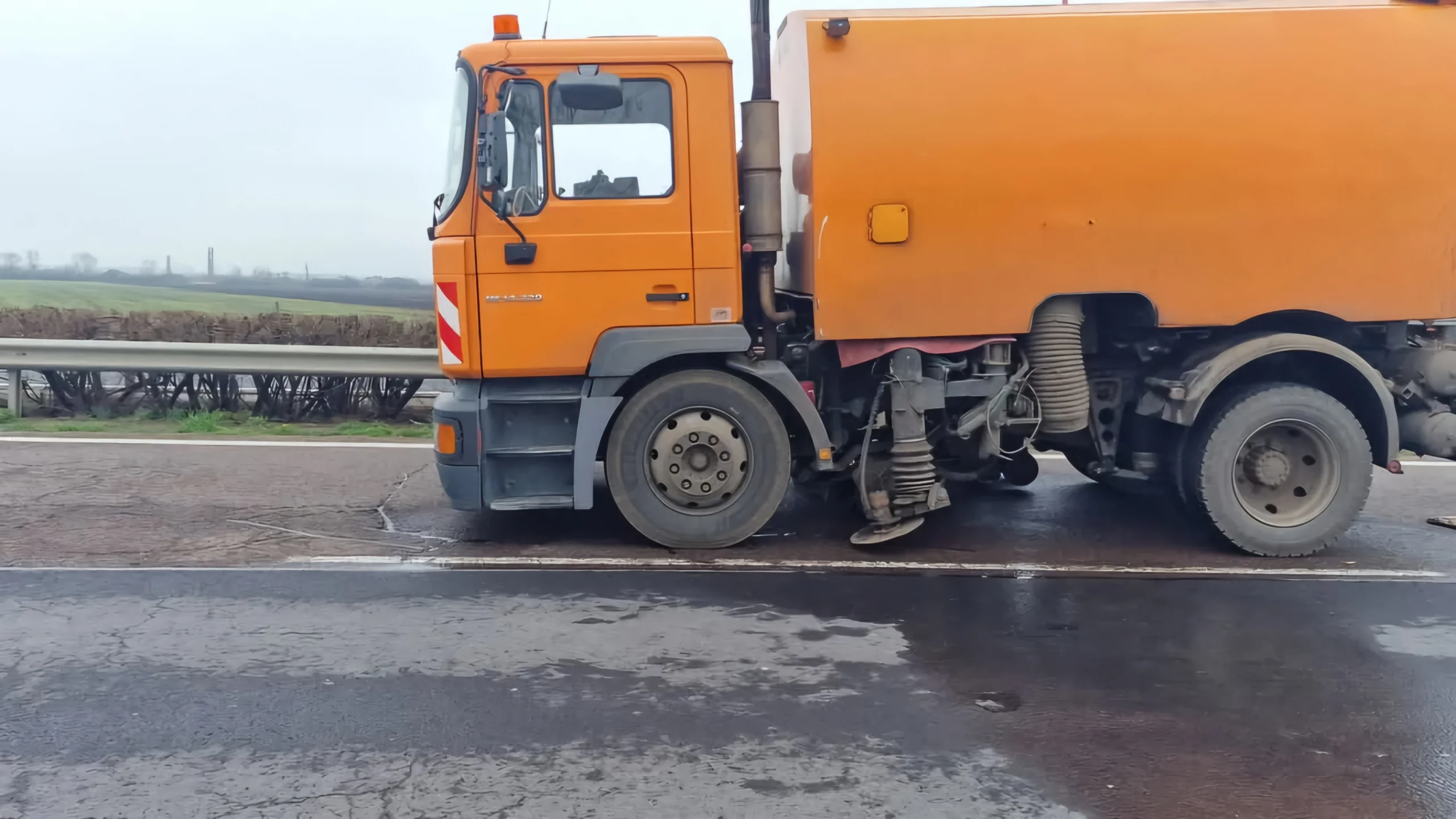 A Halálos munkahelyi baleset súlyos következményekkel járt az M3-as autópálya felújítási területén. Ismerje meg a részleteket.