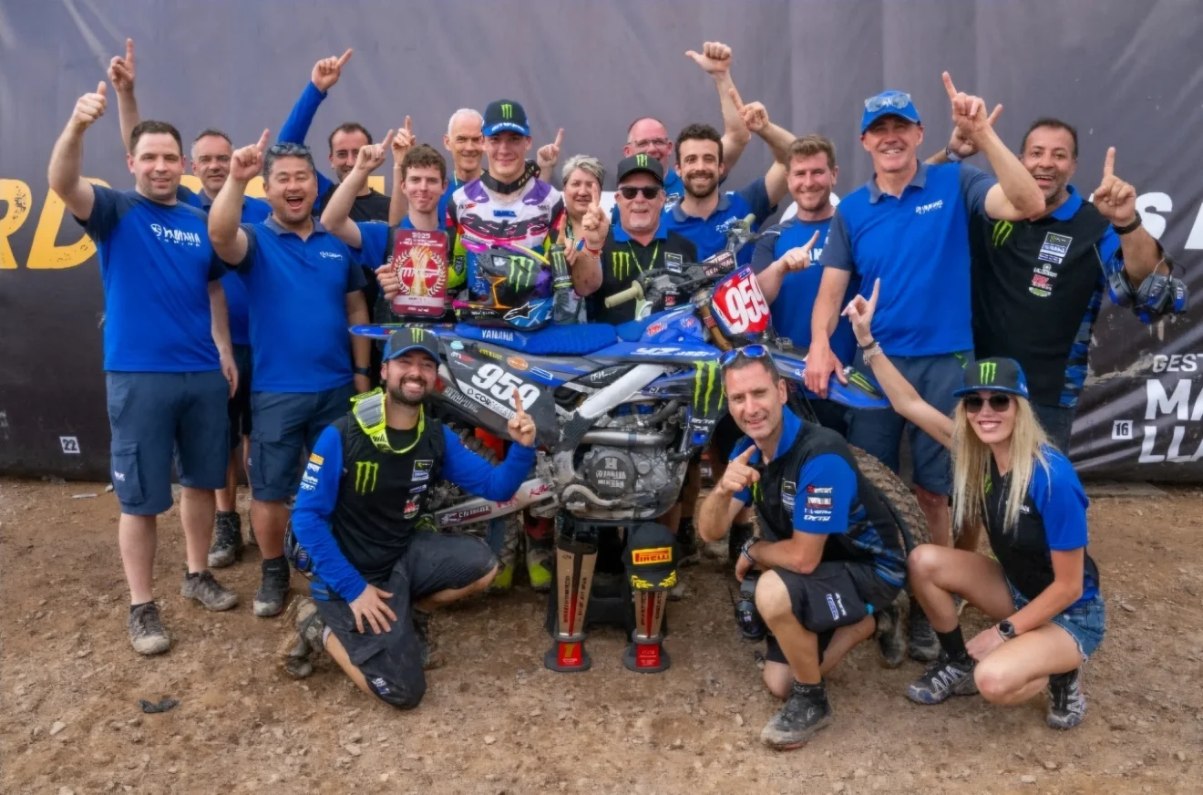 Maxime Renaux Maxime Renaux álomszerűen kezdte a 2025-ös MXGP világbajnokságot, a győzelemmel első helyen áll összetettben.. Győzelem siker, diadal, elsőség Versenyző pilóta, motoros, induló Pálya versenypálya, aszfaltcsík, ring Futam verseny, menet, forduló Világbajnokság bajnokság, sorozat, széria.