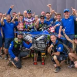Maxime Renaux Maxime Renaux álomszerűen kezdte a 2025-ös MXGP világbajnokságot, a győzelemmel első helyen áll összetettben.. Győzelem siker, diadal, elsőség Versenyző pilóta, motoros, induló Pálya versenypálya, aszfaltcsík, ring Futam verseny, menet, forduló Világbajnokság bajnokság, sorozat, széria.