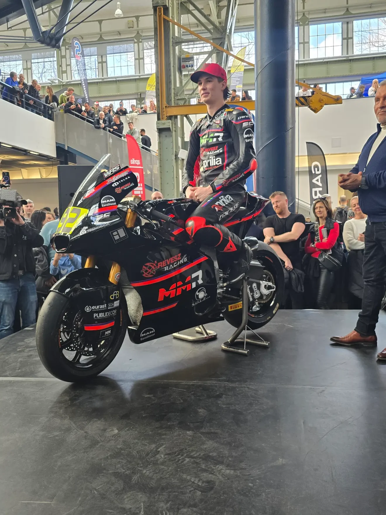 Rossi Attila Moor új versenymotorja a Moto2-ben. Moto2, Révész Racing Next Generation Riders Team. Motorkiállitás 2025 Márkák hétvégéje. Versenymotor.