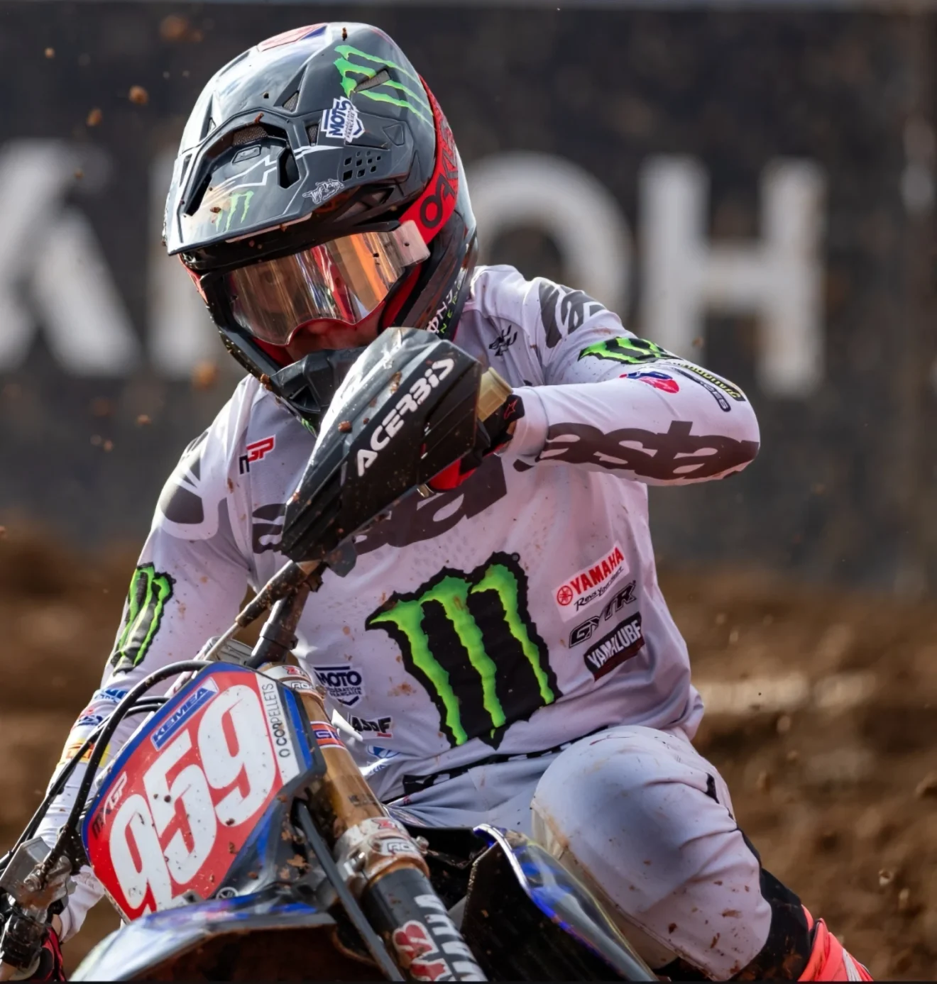 A MXGP & MX2 számára különleges versenyt jelent Saint Jean d'Angély. Ismerd meg a versenyzők történeteit és motivációikat. Calvin Vlaanderen. Maxime Renaux. Saint Jean d'Angély MXGP & MX2.