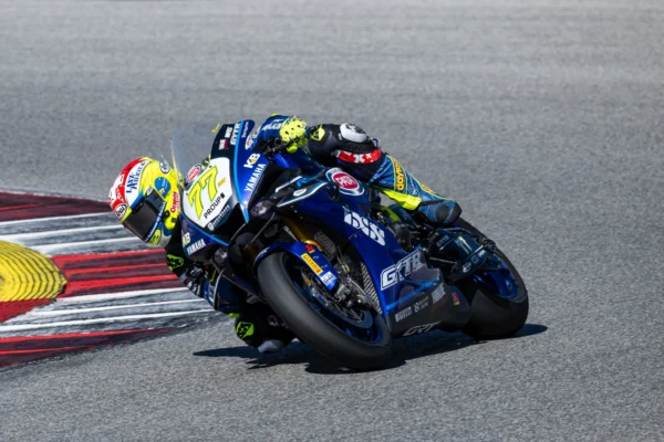 Superbike test. Szuperbike WBSK. Portugál pályán tesztelik a Yamaha motorokat. A képen Remy Gardner és Dominique Aegerter versenyzők kanyarodik.