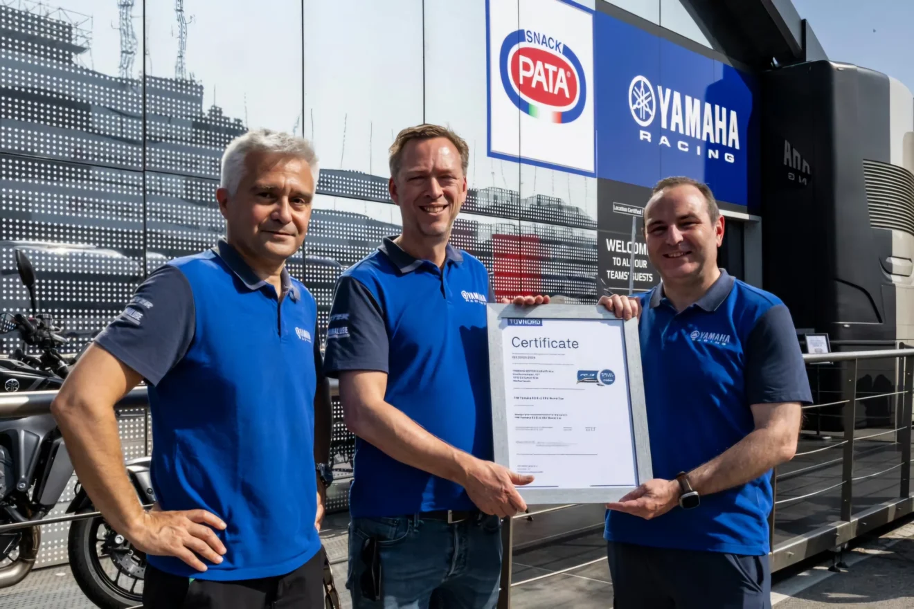 Yamaha díjátadó ahol átadták a fenntartható rendezvényszervezés díjat a Yamaha vezérigazgatónak. Michael van Zomeren, a Yamaha Motor Europe N.V. marketing- és motorsport-igazgatója látható a díjátadón. ISO 20121