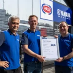 Yamaha díjátadó ahol átadták a fenntartható rendezvényszervezés díjat a Yamaha vezérigazgatónak. Michael van Zomeren, a Yamaha Motor Europe N.V. marketing- és motorsport-igazgatója látható a díjátadón. ISO 20121
