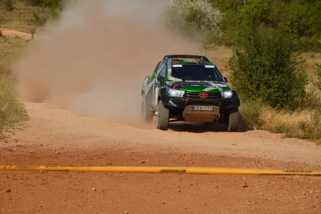 HunGarian Baja 2025 akció közben keresztben csúszik a Toyota Hilux a kanyarban.
