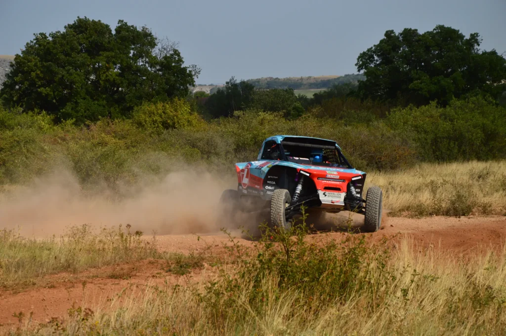 HunGarian Baja 2025 akció közben keresztben csúszik a Volkswagen a kanyarban.
