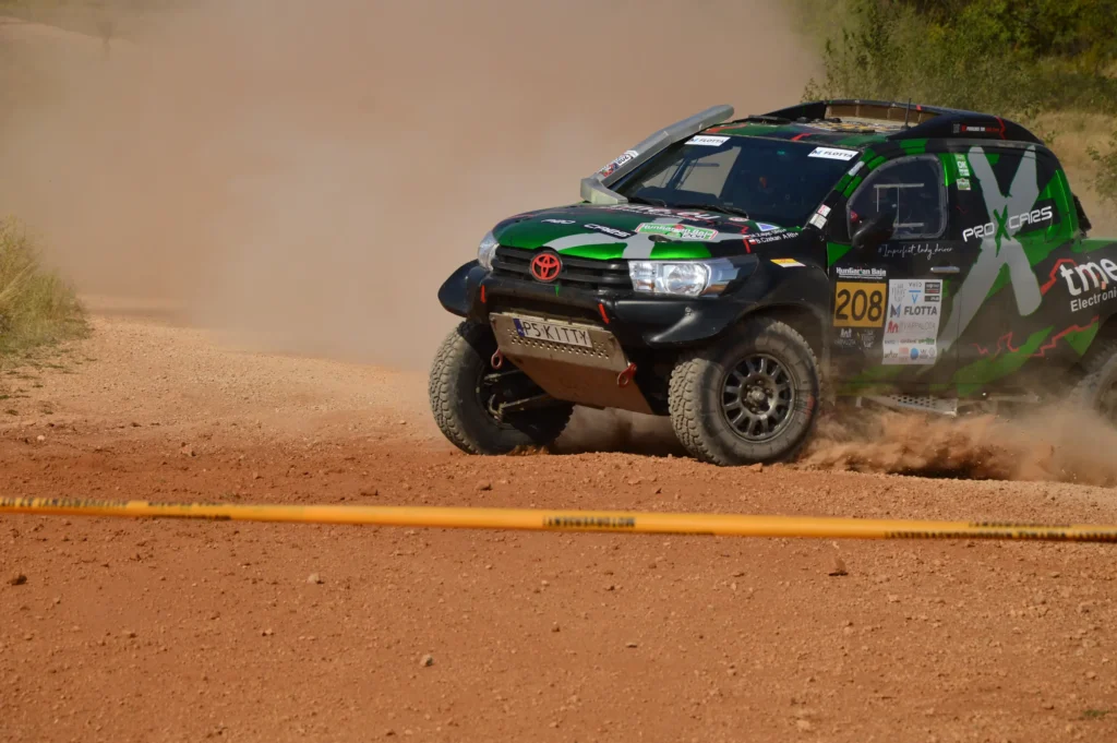 HunGarian Baja 2025 akció közben keresztben csúszik a Toyota Hilux a kanyarban.