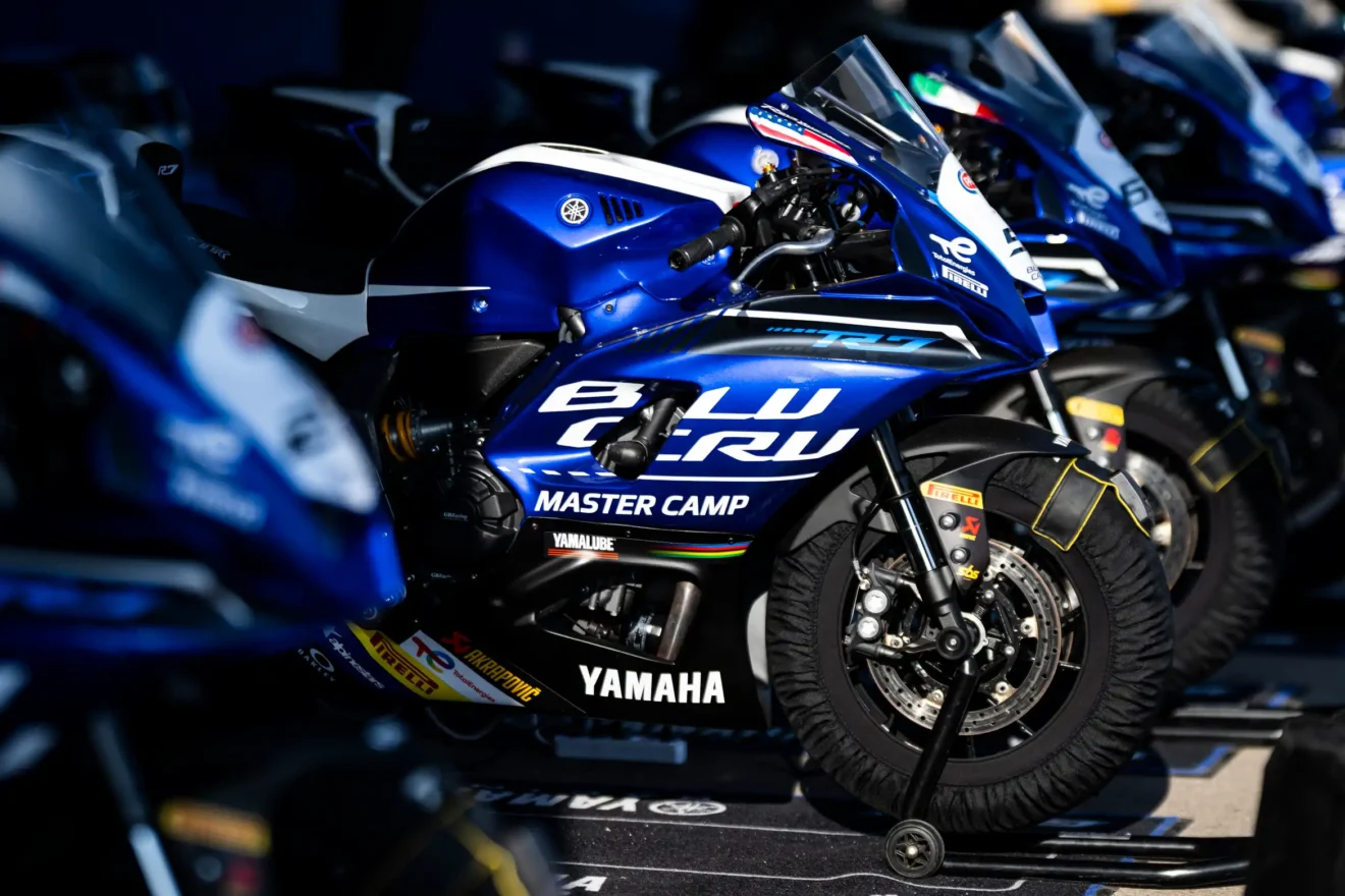 Jack Miller és a Yamaha BLU CRU Master Camp fiatal versenyzői pályán Valenciában 2025-ben Yamaha R7 motorokkal.