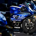 Jack Miller és a Yamaha BLU CRU Master Camp fiatal versenyzői pályán Valenciában 2025-ben Yamaha R7 motorokkal.