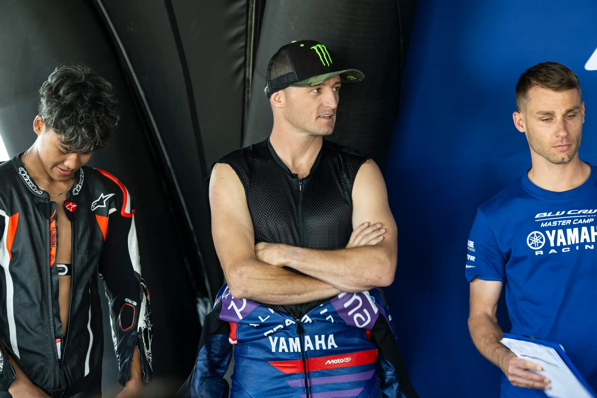Jack Miller és a Yamaha BLU CRU Master Camp fiatal versenyzői pályán Valenciában 2025-ben Yamaha R7 motorokkal.