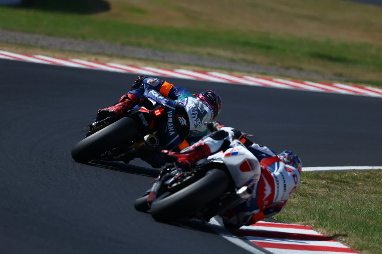 Yamaha motorosok kanyarodnak a Suzuka 8 Hours pályán, szoros küzdelemben a Top 10 Trial során.