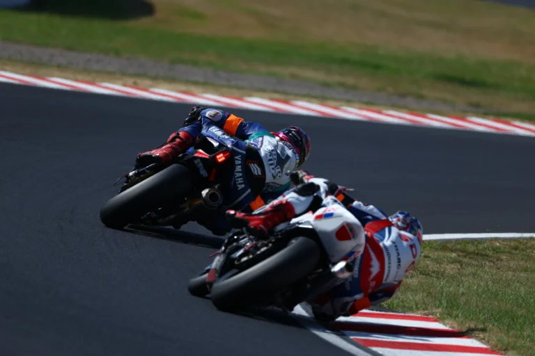 Yamaha motorosok kanyarodnak a Suzuka 8 Hours pályán, szoros küzdelemben a Top 10 Trial során.