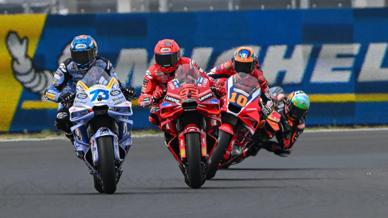Alex Marquez és Miller ahogy feltartják Bagnaia-t és ezért rajtbüntetést kaptak. Ez az első MotoGP Magyar Nagydíj büntetés.