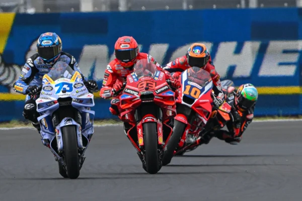 Alex Marquez és Miller ahogy feltartják Bagnaia-t és ezért rajtbüntetést kaptak. Ez az első MotoGP Magyar Nagydíj büntetés.