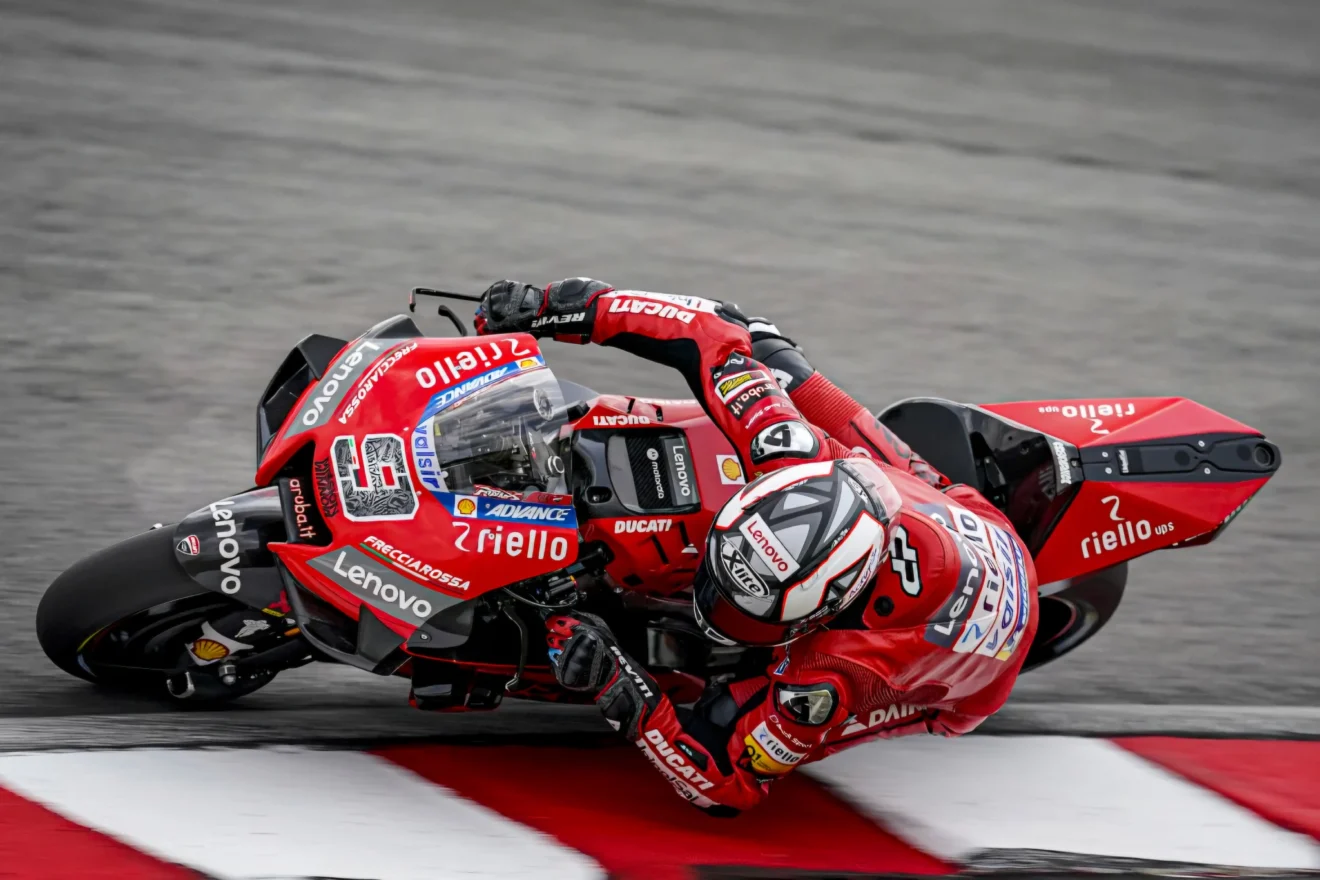 Danilo Petrucci WSBK 2026 Danilo Petrucci 2026-tól a BMW gyári WSBK csapatában folytatja karrierjét. Toprak Razgatlioglu helyére érkezik, hogy a BMW M 1000 RR-rel a bajnoki címért harcoljon.