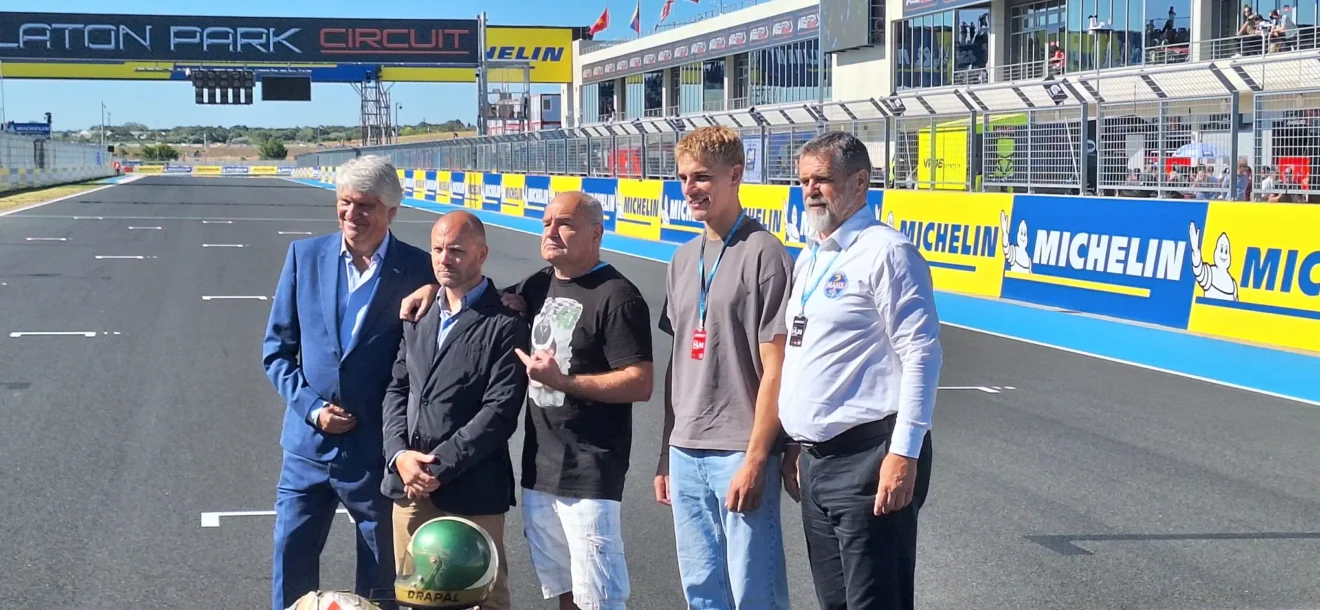 Magyar MotoGP pályán a Balaton Park Circuiten tartottunk megemlékezést Drapál Jánosról amin jelen volt a fia Drapál Ferenc és Talmácsi Gábor is.