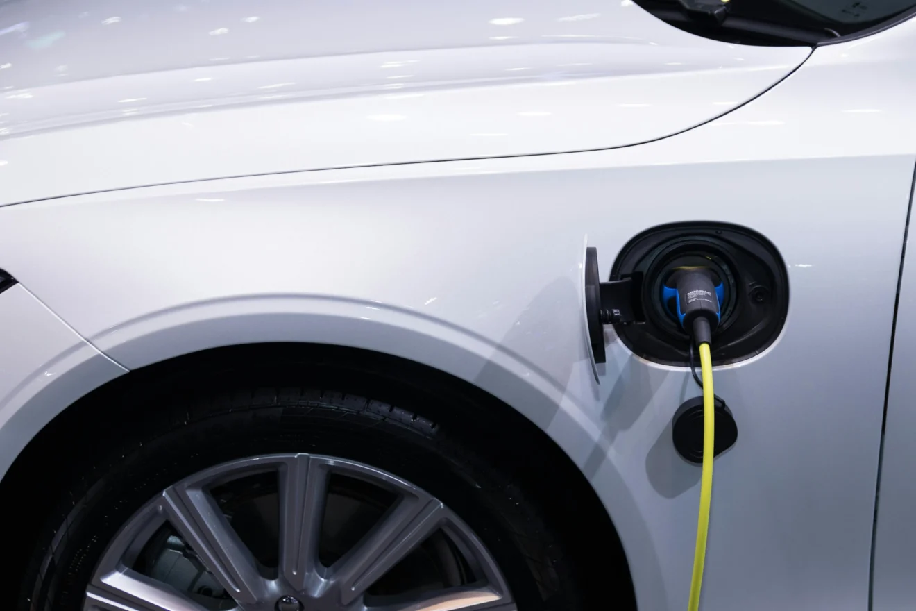 A képen egy elektromos autó töltését láthatjuk. Milyen autóval utazunk tíz év múlva az Adriára?
