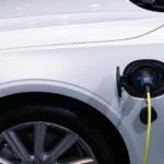 A képen egy elektromos autó töltését láthatjuk. Milyen autóval utazunk tíz év múlva az Adriára?