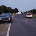 Rendőrautók és összetört személyautó a Veszprémet Szentkirályszabadjával összekötő úton, a halálos motorbaleset helyszínén.