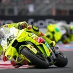 Magyar MotoGP időmérő alatt Fabio Di Giannantonio mélyre dönti a motort egy jobb kanyarban
